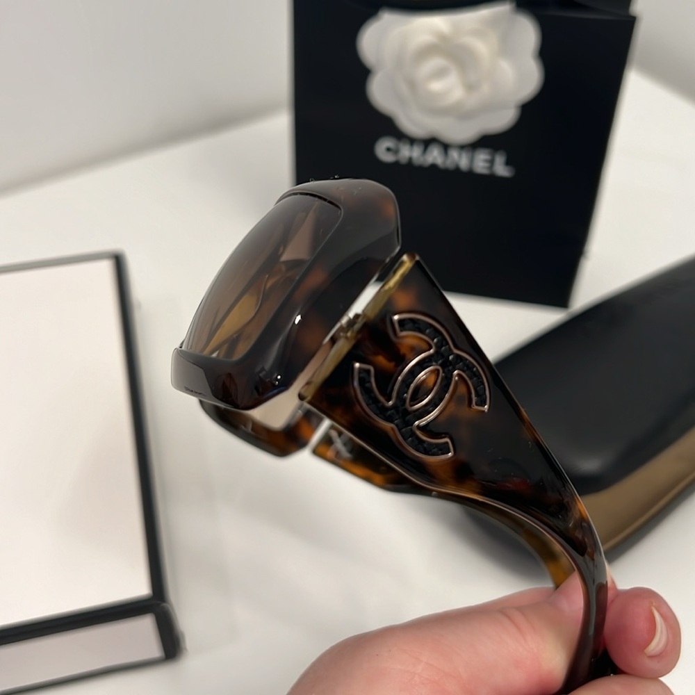 CHANEL sunglasses Comes with Case - Picture 3 of 11